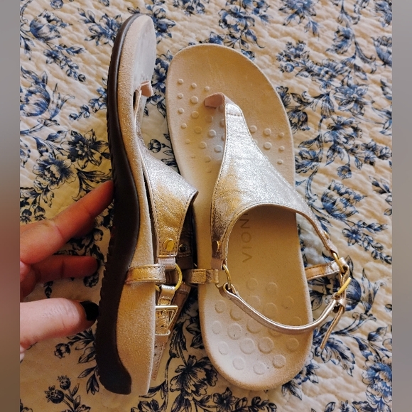 Rose gold Vionic sandals - Picture 4 of 6